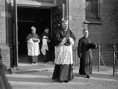 129997 Afbeelding van enkele geestelijken bij de St.-Catharinakerk (Lange Nieuwstraat 36) te Utrecht, na afloop van de ...